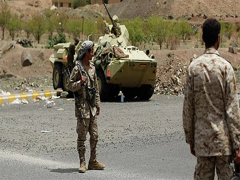 الحوثيون يفرون أمام الجيش اليمني في نهم.. تركوا أسلحتهم وجثث قتلاهم