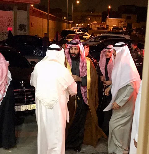 ولي العهد يعزي أسرة المقيرن في وفاة "ناصر"