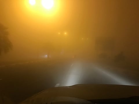 بالصور .. موجة ضباب تجتاح مدن الشرقية وتتسبب في انعدام الرؤية