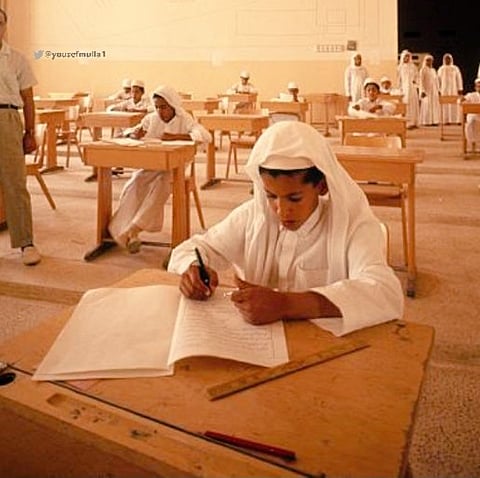 شاهد ..صورة لطالب على مقاعد الامتحانات قبل 51 عاماً