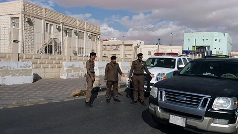 أفراد مرور القريات يقومون بإيصال الطلاب لمدارسهم أثناء الاختبارات وقت الذروة