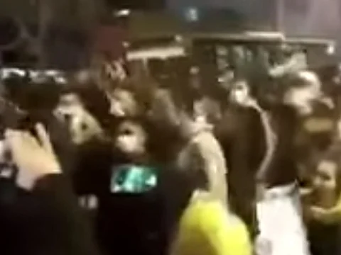 شاهد.. مظاهرات حاشدة بطهران تطالب بالاستفتاء على النظام