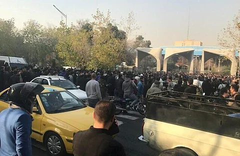 محللون: "كذاب ولص إيران" يمتلك 95 مليار دولار وجمعية لديها 80 مليارًا من أموال الخُمس