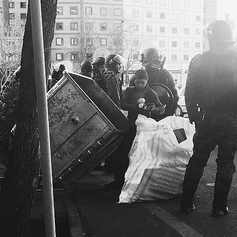 "الشرطة تقمعنا والشعب يتسول".. قصة صورة تلخص حكاية الانتفاضة الإيرانية