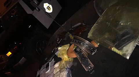شاهد.. اشتباه يطيح بشخص بحوزته مخدرات في "وادي الدواسر"