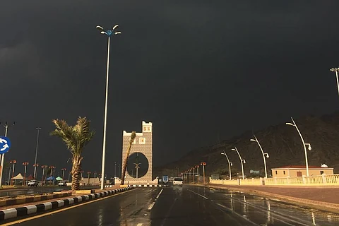 شاهد.. محافظات عسير تشهد أمطارًا وسيولًا متوسطة.. و"الدفاع المدني" ينقذ المحتجزين