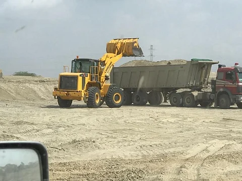 تزامناً مع موسم الأمطار.. "بيش" تشكو نهل رمال الوادي وتستذكر الضحايا