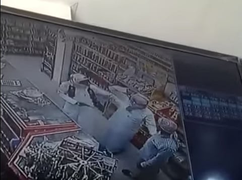 شاهد.. شجاعة مقيم مصري تنقذ سوبر ماركت من سطو مسلح بالخُبر