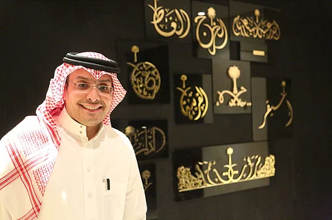 خطاط سعودي يبتكر مجسمات لمحافظات المملكة مستوحاة من السيفين والنخلة