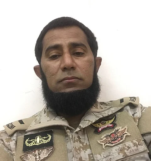 بالصور .. جموع المصلين تؤدي الصلاة على جثمان الشهيد عامر الشهري