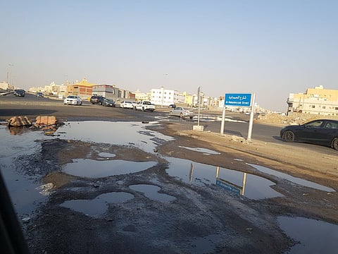 فلاح جدة يعاني طفح المياه الجوفية منذ عامين.. والأهالي: الوصول لمنازلنا "صعب"