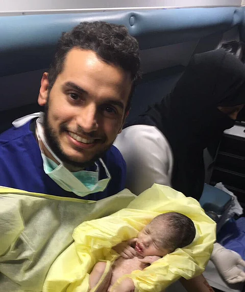 مرحّلة إفريقية تضع مولودها في حافلة.. وفريق طبي يباشر التوليد في جدة