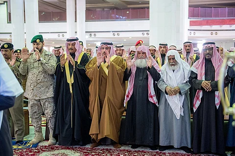 أمير القصيم يؤدي صلاة الميت على الشهيد سعود الحربي