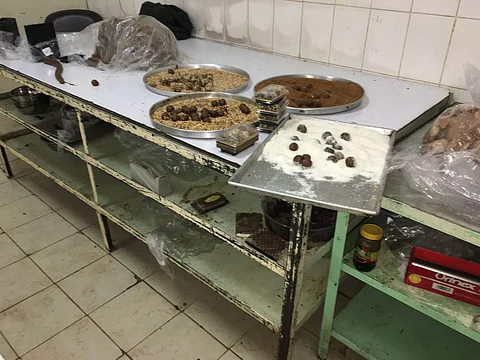 شاهد.. شرطة العريجاء تكشف سر انبعاث الروائح وتضبط معملاً متكاملاً لإعداد الحلوى الفاسدة