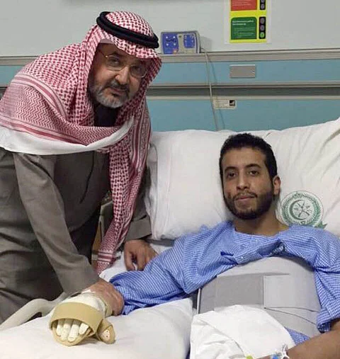 وكيل وزارة الشؤون الإسلامية يزور الطيار "الحقباني" عقب حادث سقوط الطائرة بصعدة