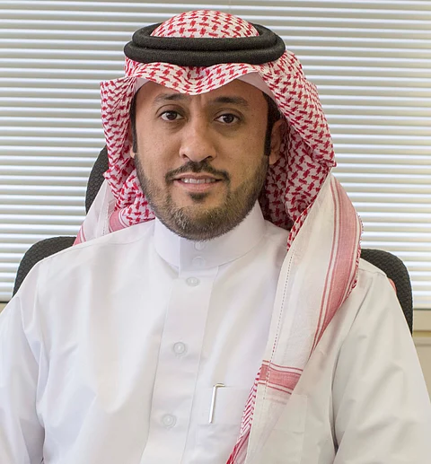 تدشين خدمة "مواقف السيارات للفترات الطويلة" بمطار الملك خالد