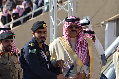 أمير حائل يكرم القيادة العامة لطيران الأمن