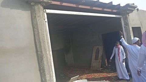 بالصور.. الأب المكلوم بحادث "هروب" احترق منزله قبل أسبوعين