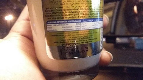 بلدية الشرائع تغلق مركزاً لبيع المواد الغذائية تسبب بتسمم مواطن