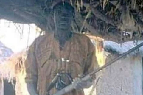 طعنه بسلاح أبيض.. شاب ملتحٍ يُنهي حياة "قاتل عبدالعزيز التويجري"
