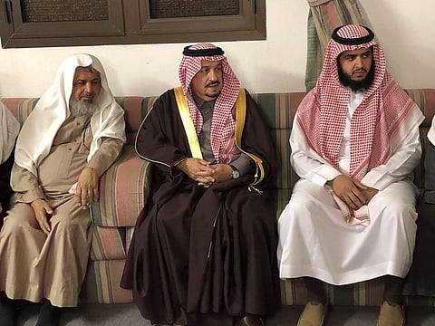 أمير الرياض يقدم العزاء لأسرة عبدالعزيز التويجري