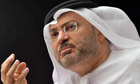 قرقاش: الآلة الإعلامية القطرية تعقد الصفقات وتبرم العقود السخية وأزمتها لا تتغير.. الورطة تزيد