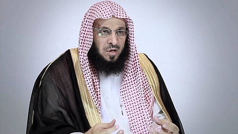 "القرني" محذراً علماء الشريعة من الانغماس في السياسة: هذه المسائل حُبس فيها أئمة