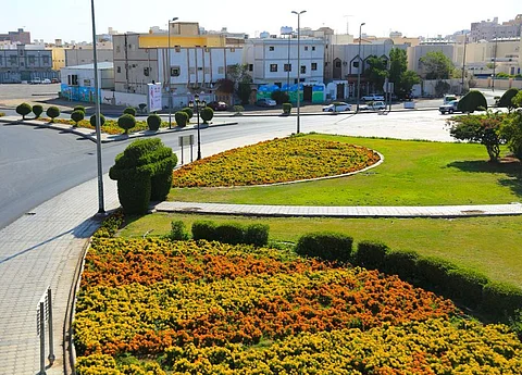 شاهد.. مشاريع لصيانة وتشغيل الحدائق العامة وتجميل الشوارع بالمدينة