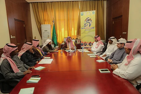 شاهد.. محافظ وادي الدواسر يدشن شعار "مهرجان الصقور"