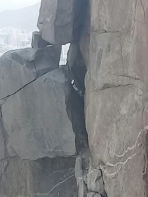بالصور .. زائر يوثق صخورًا آيلة للسقوط أعلى قمة جبل النور بمكة