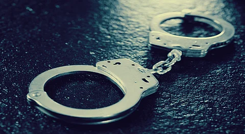 بمسدس بلاستيك .. سعودي يقتحم صيدلية بمكة ويسطو عليها والأمن يُوقع به