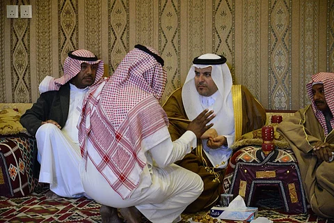 محافظ الطائف ينقل تعازي القيادة لذوي الشهيد "كعبي" بالطائف