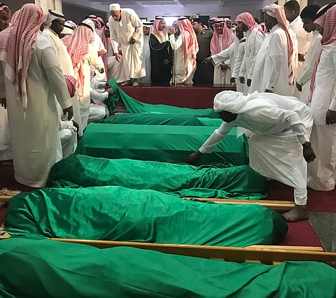 شاهد.. ناقلة الموتى تعيد ضحايا حادث صوارمة جازان للمشهد الأخير على طريق الدماء