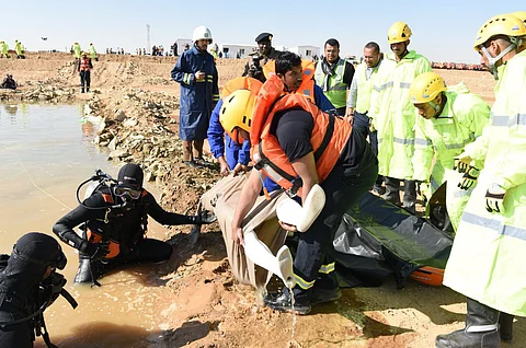 بالصور.. مدني تبوك ينفذ أكبر تجربة فرضية للسيول الجارفة في وادي ضبعان