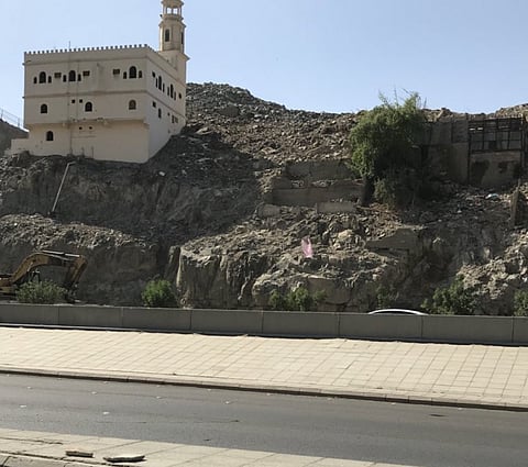مبنى وحيد بمكة تعتليه إنارة مسجد ويصعب الوصول إليه.. هنا التفاصيل