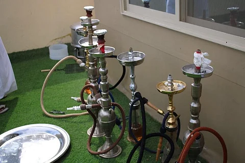 بالصور .. ضبط "مقهى شيشة" على سطح مبنى تجاري بالدمام
