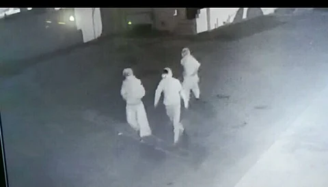 "كاميرا محل" تكشف محاولة فاشلة للسطو على محل تجاري بالحوية