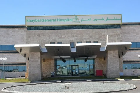 مستشفى خيبر ينقذ شخصاً عقب تعرضه لحادثة سقوط عنيفة