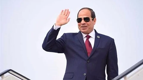 السيسي يصل مسقط في أول زيارة رسمية بدعوة من السلطان قابوس