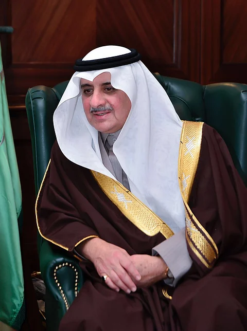 أمير تبوك يقدم التعزية والمواساة لأسرة "الناصر"
