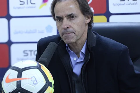 بعد الخسارة بخماسية من الهلال .. الباطن يقيل مدربه