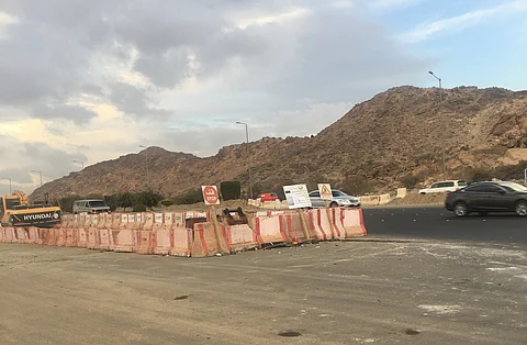 بالصور.. مشروع على مدخل محطة وقود بطريق السيل يتسبب بالحوادث