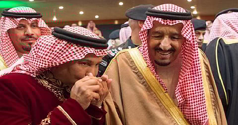 شاهد.. الملك سلمان يستقبل فناني أوبريت الجنادرية "أئمة وملوك".. وهذا ما فعله محمد عبده