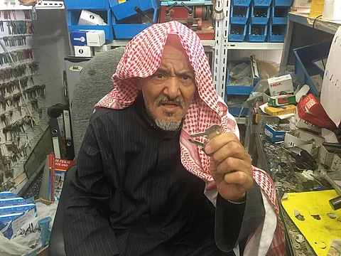 قصة العم ماجد وصناعة المفاتيح ..فكرة بدأت من الكويت ونُفذت بالأفلاج