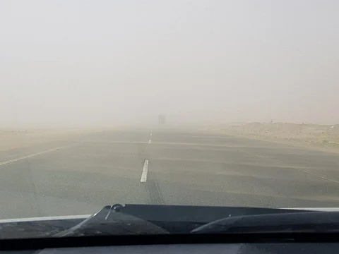 شاهد.. غبار كثيف على طريق الساحل "جدة- الليث"