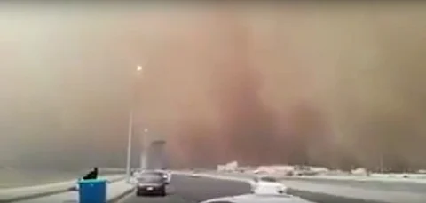 شاهد .. كيف ضربت موجة الغبار "عروس البحر الأحمر" ظهر اليوم