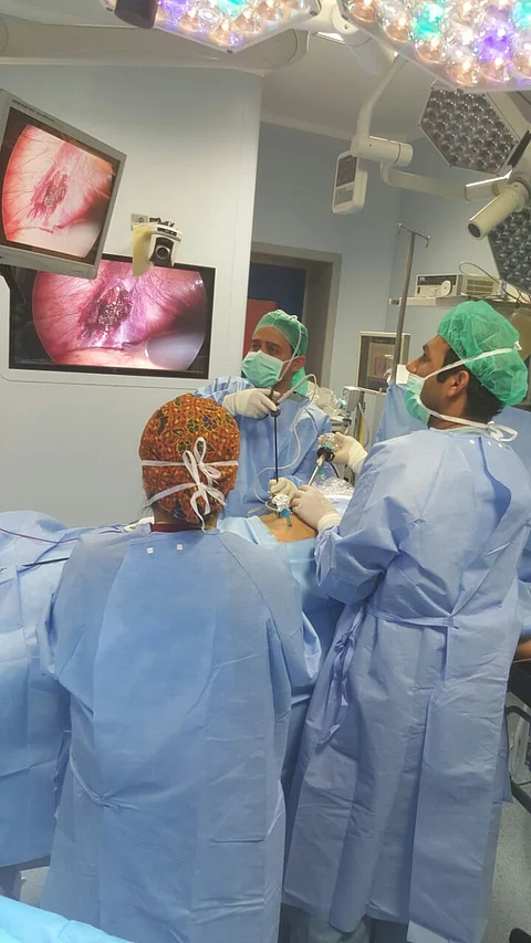 الأولى بالمنطقة.. استشاري بجامعة الجوف ينجح باستئصال الدوالي بالمنظار