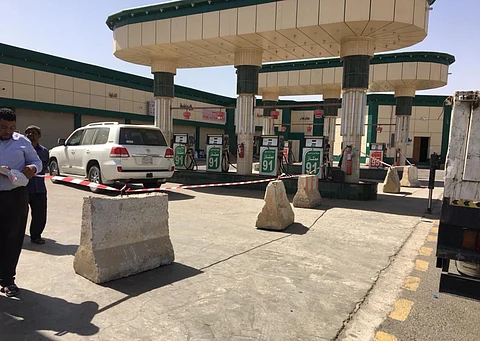 شاهد.. إغلاق 11 محطة وقود مخالفة للاشتراطات بطريق الطائف - السيل