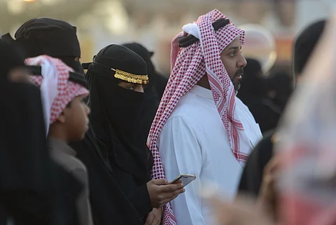 شاهد الكثافة العالية.. عائلات تقضي عطلة الأسبوع بالتنزه في قرية "الجنادرية"