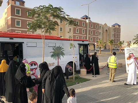 بالصور.. حافلات النقل الترددي كل نصف ساعة من "غرناطة مول" و"لبن" إلى الجنادرية